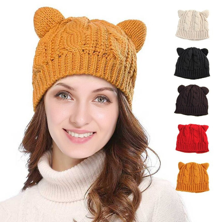 Snygg stickad ullmössa med kattöron, en trendig accessoar för höst och vinter.