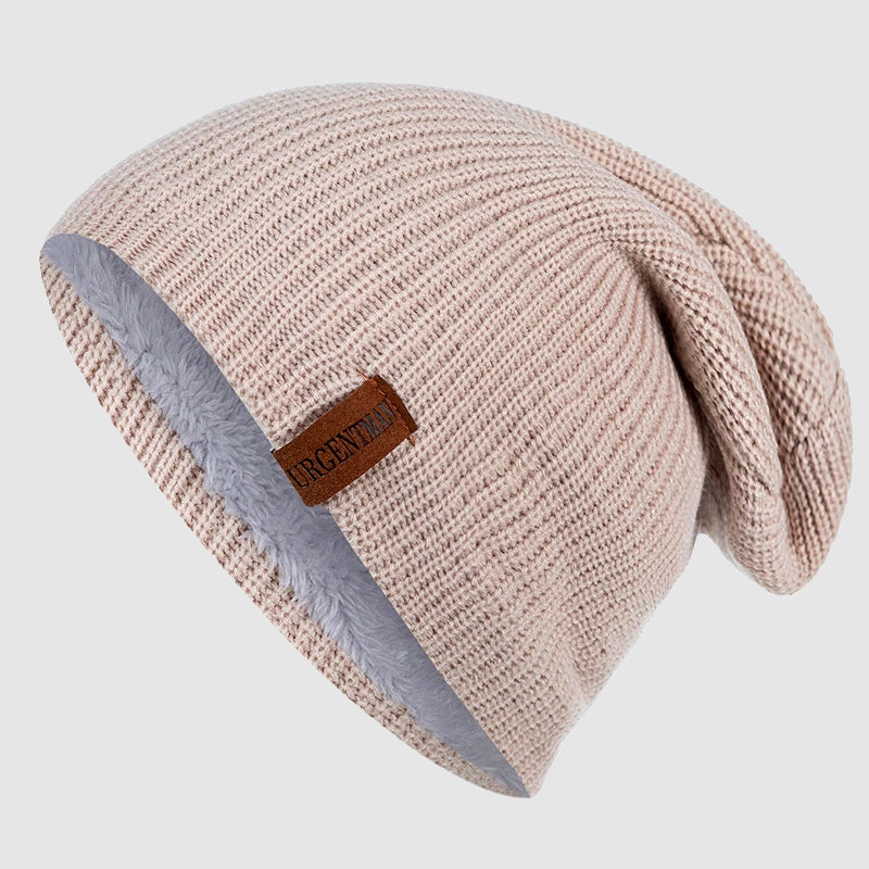 Bekväm unisex mössa i stickat, med mjukt fleecefoder för extra värme. Perfekt för vardagslook.