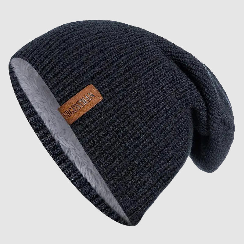 Stilren unisex mössa, stickad design med fleecefoder. Håller dig varm under kyliga vinterdagar.