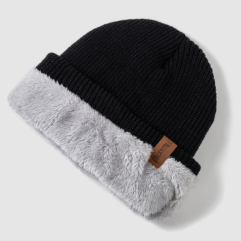 Stickad mössa med mjukt fleecefoder, perfekt unisex accessoar för kyligt väder. Varm och bekväm.