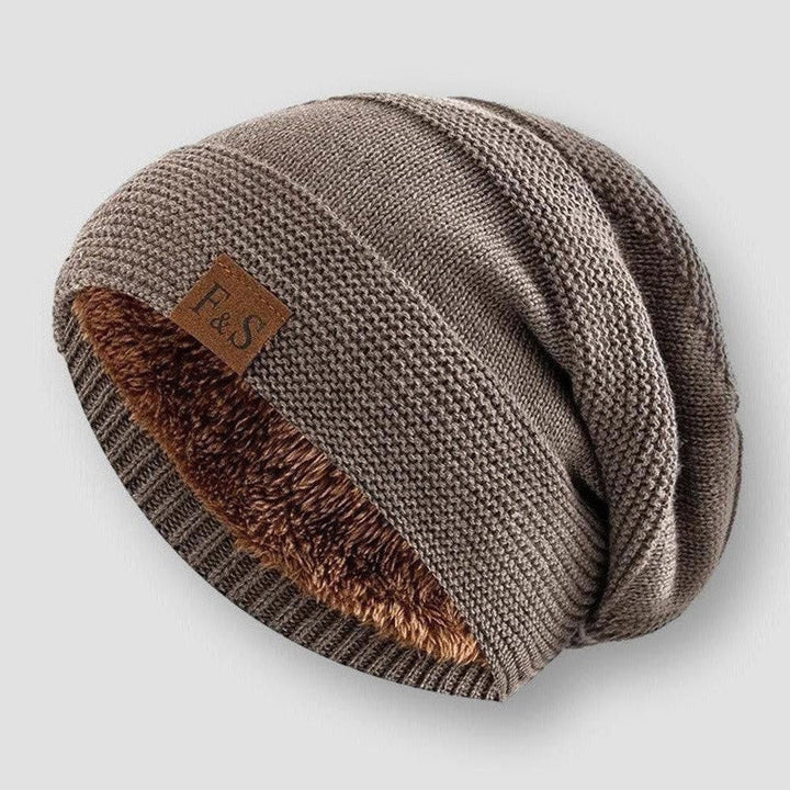 Stilren unisex vardagsmössa, stickad med fleecefoder. Idealisk för utomhusaktiviteter och kallt väder.