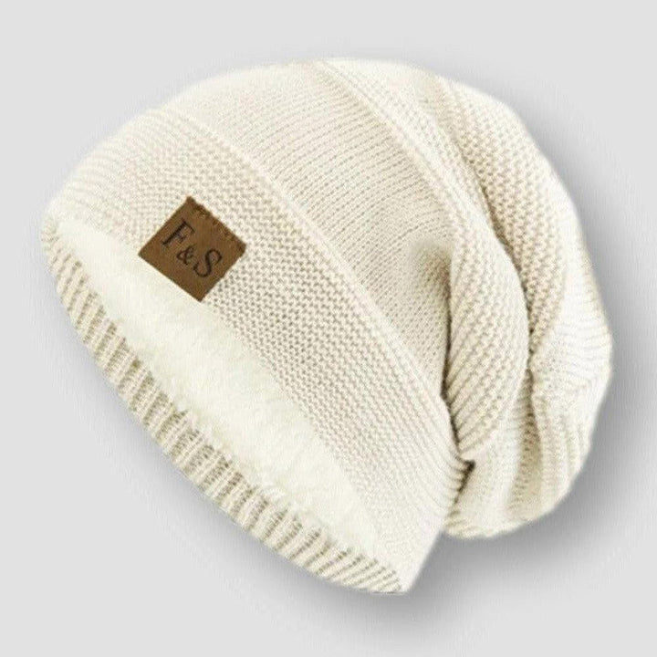 Mysig stickad mössa för unisex med varmt fleecefoder. En stilren och bekväm vintermössa för vardag och äventyr.