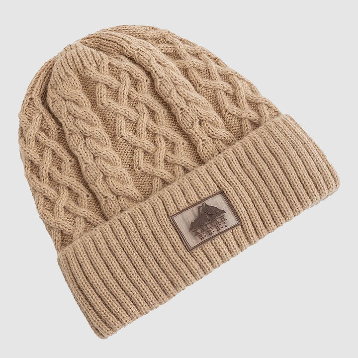 Närbild på textur av stickad unisex mössa med tydlig vikbar mudd. En varm huvudbonad för vintern.