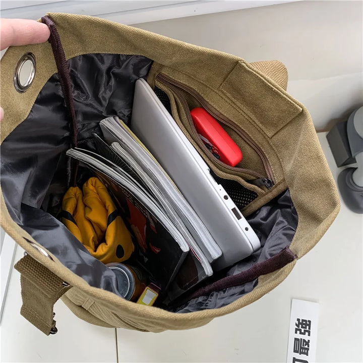 Rymlig reseryggsäck i canvas för långa resor, designad för enkel & organiserad packning.