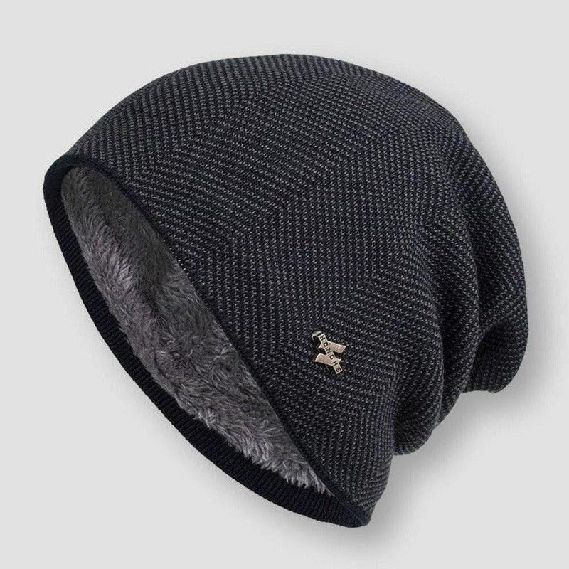 Närbild av strukturerad stickad unisex mössa, mjuk och varm. Idealisk barnmössa eller vuxenmössa för höstmode.