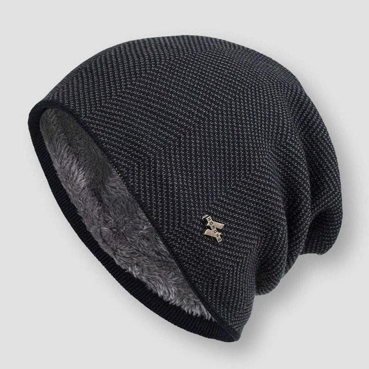 Närbild av strukturerad stickad unisex mössa, mjuk och varm. Idealisk barnmössa eller vuxenmössa för höstmode.