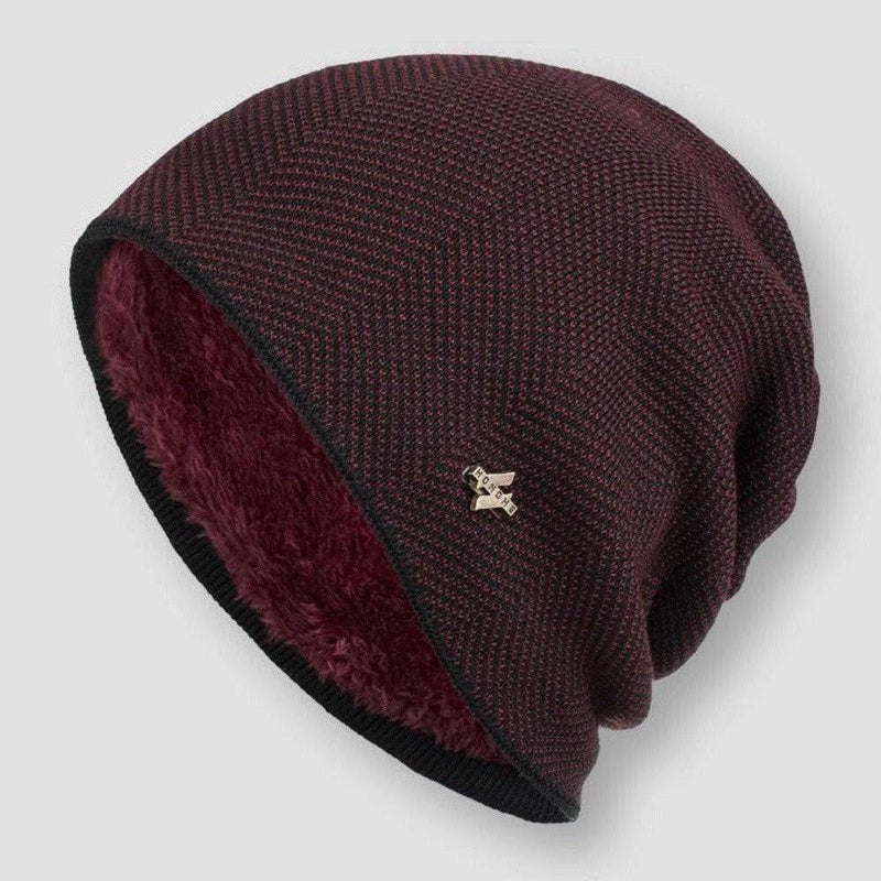 Modell bär varm, stickad unisex vintermössa med strukturerad design. Perfekt skydd för barn och vuxna i kallt väder.
