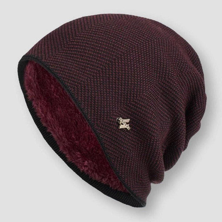 Modell bär varm, stickad unisex vintermössa med strukturerad design. Perfekt skydd för barn och vuxna i kallt väder.