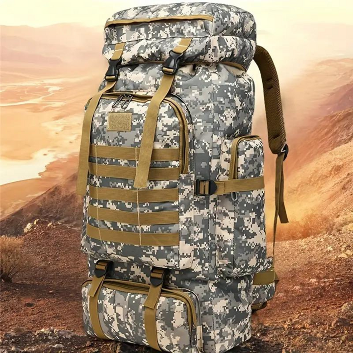Detalj av MOLLE-system på taktisk kamouflageryggsäck. Utöka kapacitet för friluftsutrustning & camping.