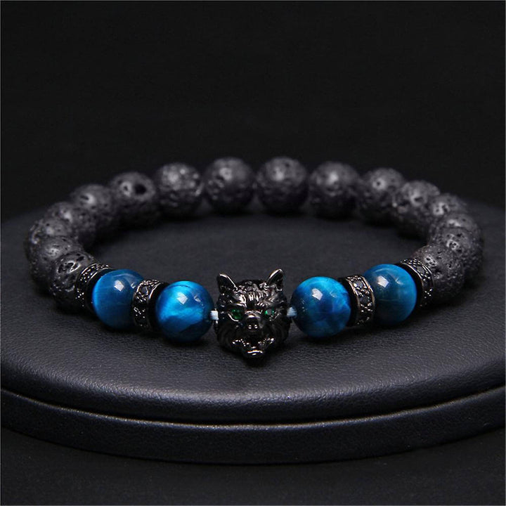 Unisex tigeröga armband på handled. Smycke med vargmotiv för att symbolisera styrka och lojalitet.
