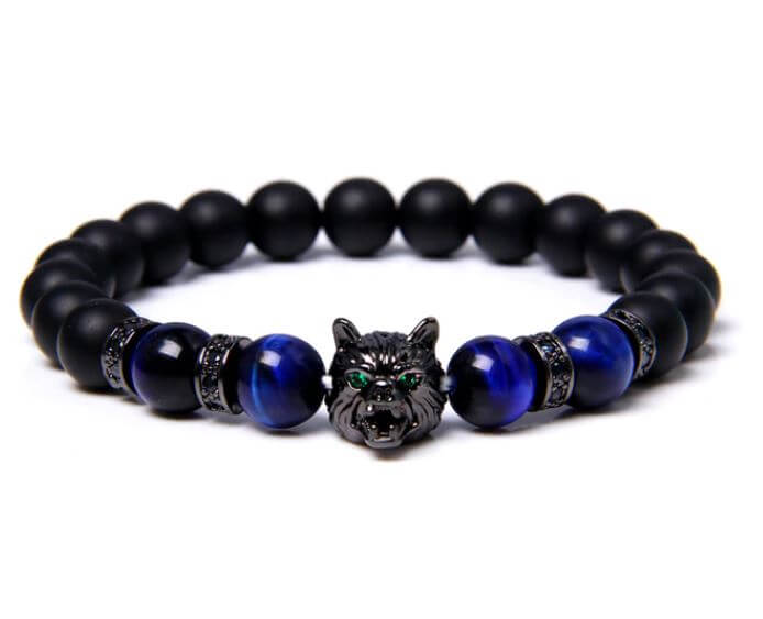 Polerade tigeröga pärlor i unisex armband med unikt vargmotiv. Ett kraftfullt naturstenssmycke.