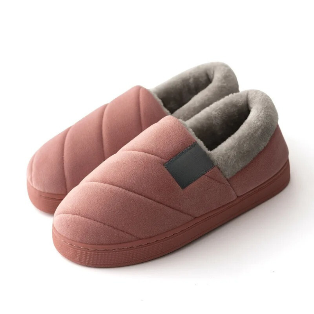Från sidan: Halkfria herrtofflor i pälsstil, mjuka och varma för inomhusbruk, unisex modell