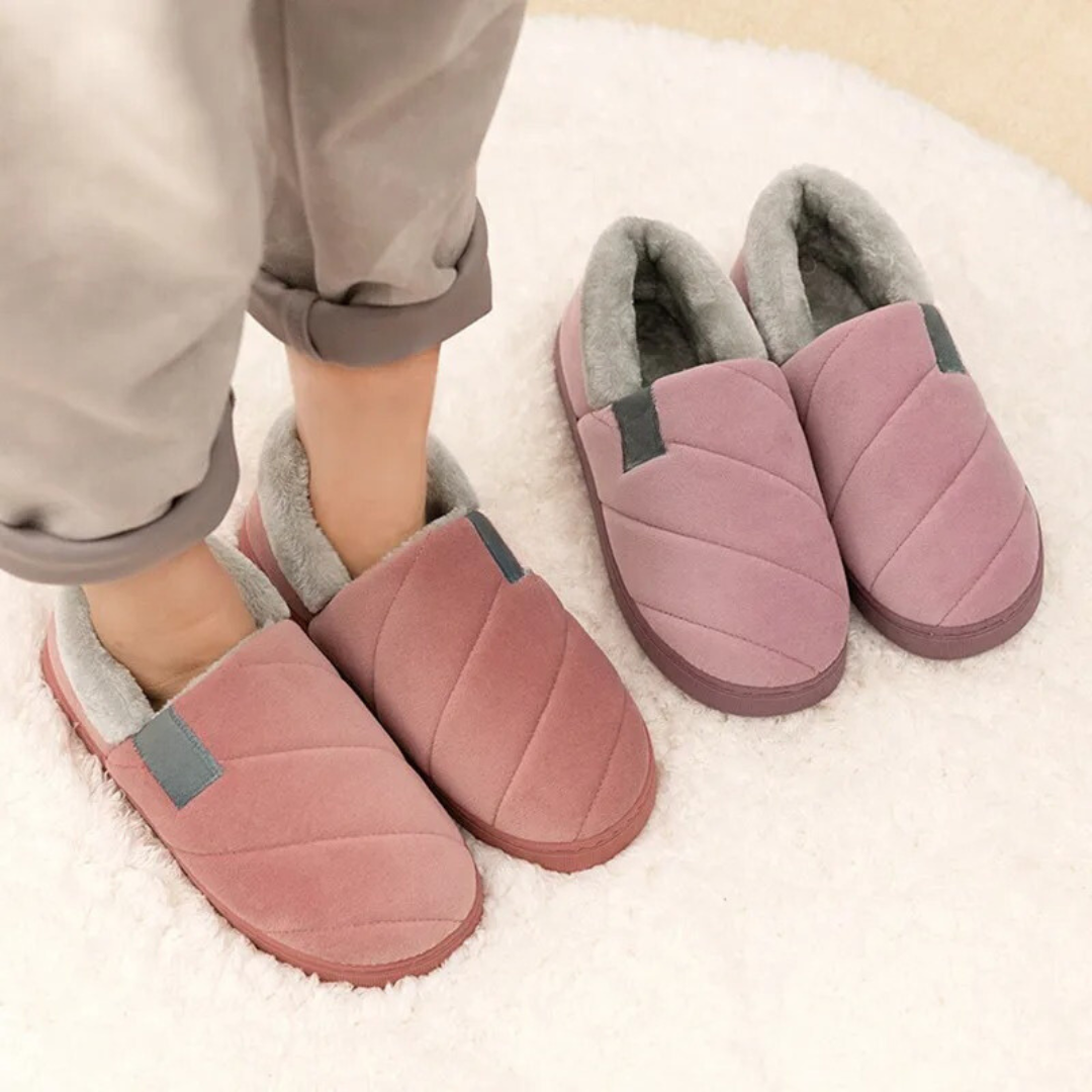 Fot inuti en unisex toffel i pälsstil, visar mjukt foder och rymlig passform för komfort