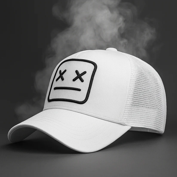 Unisex truckerkeps med broderad ansiktslapp. Justerbar passform, idealisk för casual sommar och streetstyle.