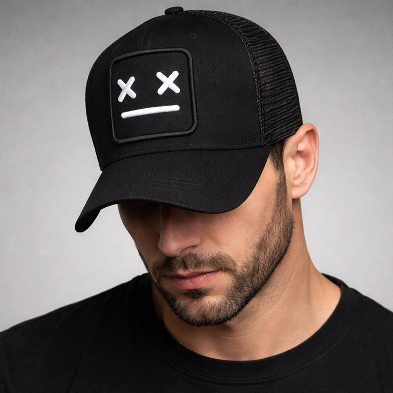 Trendig unisex truckerkeps med broderad ansiktslapp. Lätt, ventilerad keps för sommar och streetstyle.