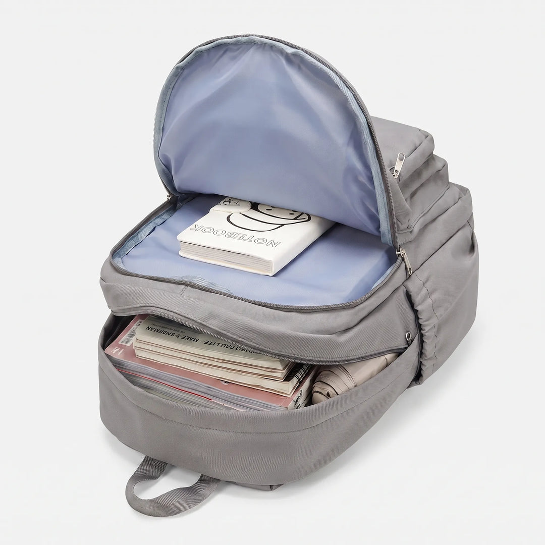 Insida av vardagsryggsäck med organiseringsfack, laptopficka och rymligt huvudutrymme för skol- och resebehov.