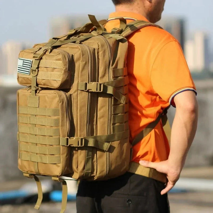 Invändig vy av AdventurePack 50L taktisk ryggsäck, rymlig förvaring med flera fack för packning.