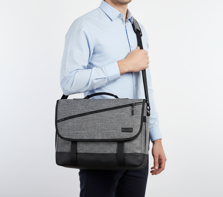 Svart vattentålig messenger bag för laptop. Unisex axelväska med många organisationsfack.