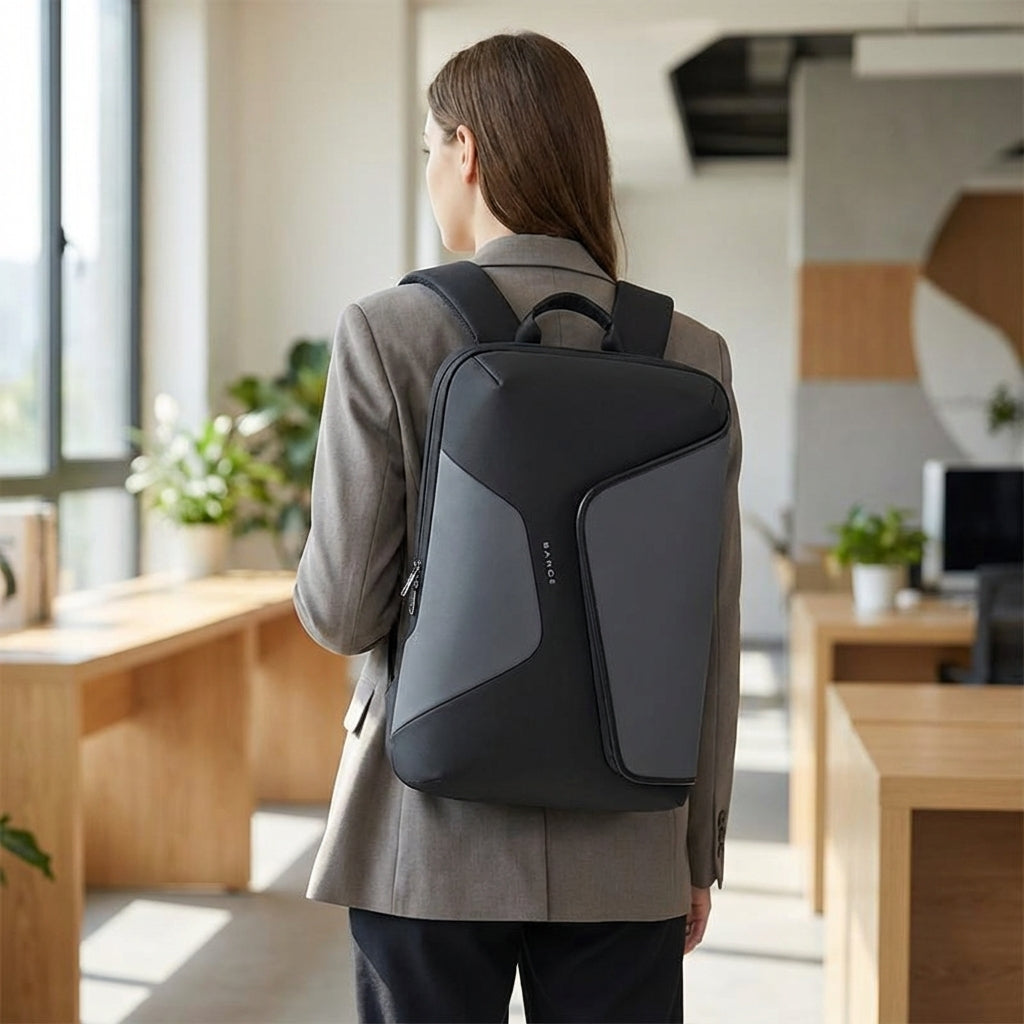 Unisex vattentät businessryggsäck med USB-laddning och laptopfack för organiserad pendling.