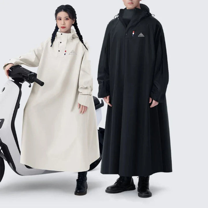 Lång väderbeständig unisex regnponcho för utomhusaktiviteter, skyddar effektivt mot regn.