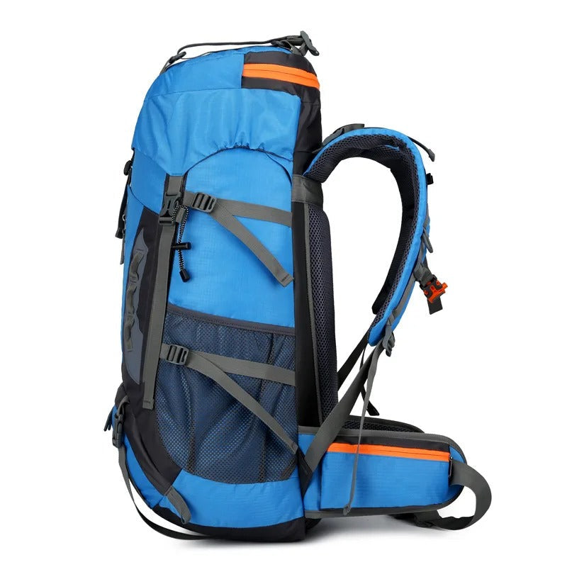Robust 45L vandringsryggsäck i unisex design på en bergstig, redo för äventyr.