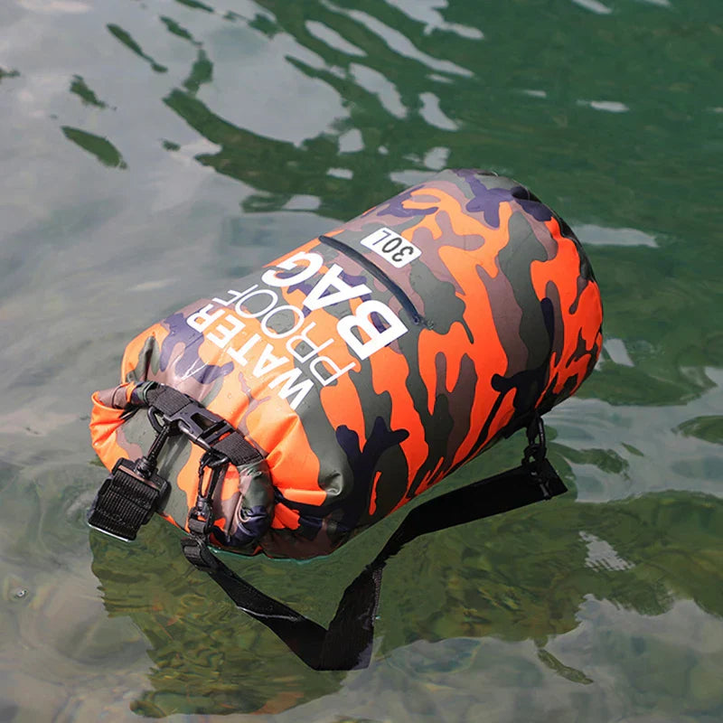 Slitstark dry bag ryggsäck, vattentät, med rulltopp och separat fack för våta kläder.