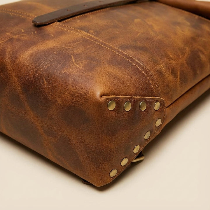 Brun vintage 'Crazy Horse' läderryggsäck, unisex, med tidlös stil. Idealisk för dagligt bruk och kortare resor.