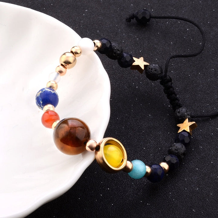 Detaljbild på handgjort unisexarmband med solsystemets planeter, naturstenar inkl. tigeröga, agat och lapis lazuli.
