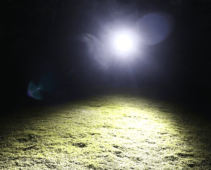 Närbild på uppladdningsbar LED-nyckelringficklampa med kontrollknapp. Kompakt och funktionell design.