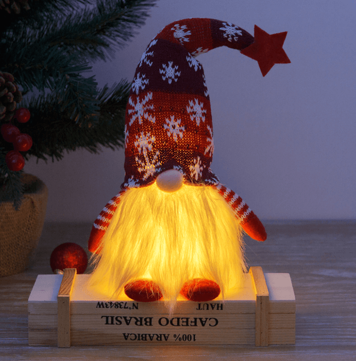 Festlig juldekoration: Upplyst gnom med röd luva & vitt skägg. Ger hemmet en mysig känsla.