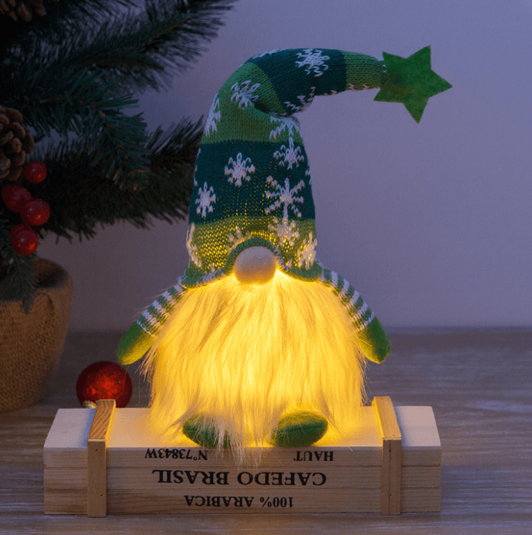 Vacker vinterdekoration: En upplyst jultomte som lyser upp mörkret med sitt sken.