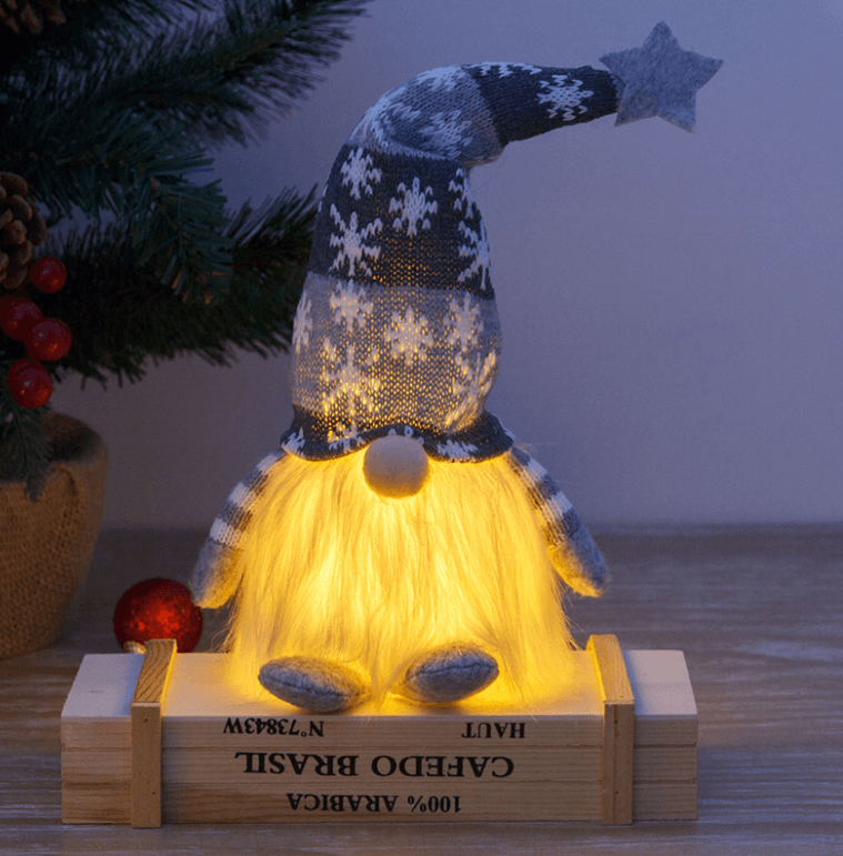 Julklappstips: En upplyst jultomte i filt som förgyller varje hem med julglädje.