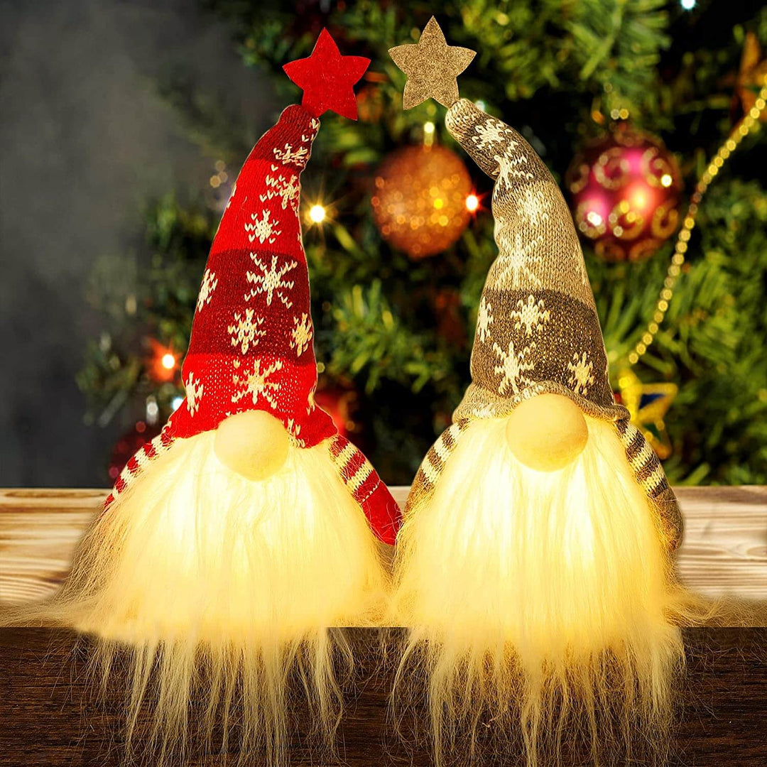Heminredning: En charmig upplyst jultomte med mjuk filt. Skapar festlig julstämning.