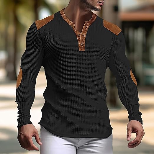 Man bär enfärgad våfflad henley tröja. Slim fit, långärmad design för en snygg och bekväm vardagsstil. Mode.