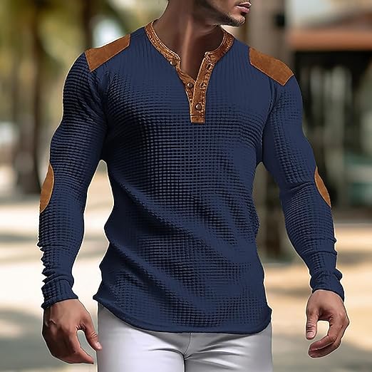Detaljbild av våfflad textur på herrtröja. Enfärgad henley, slim fit, långärmad för komfort och stil. Vår/höst.