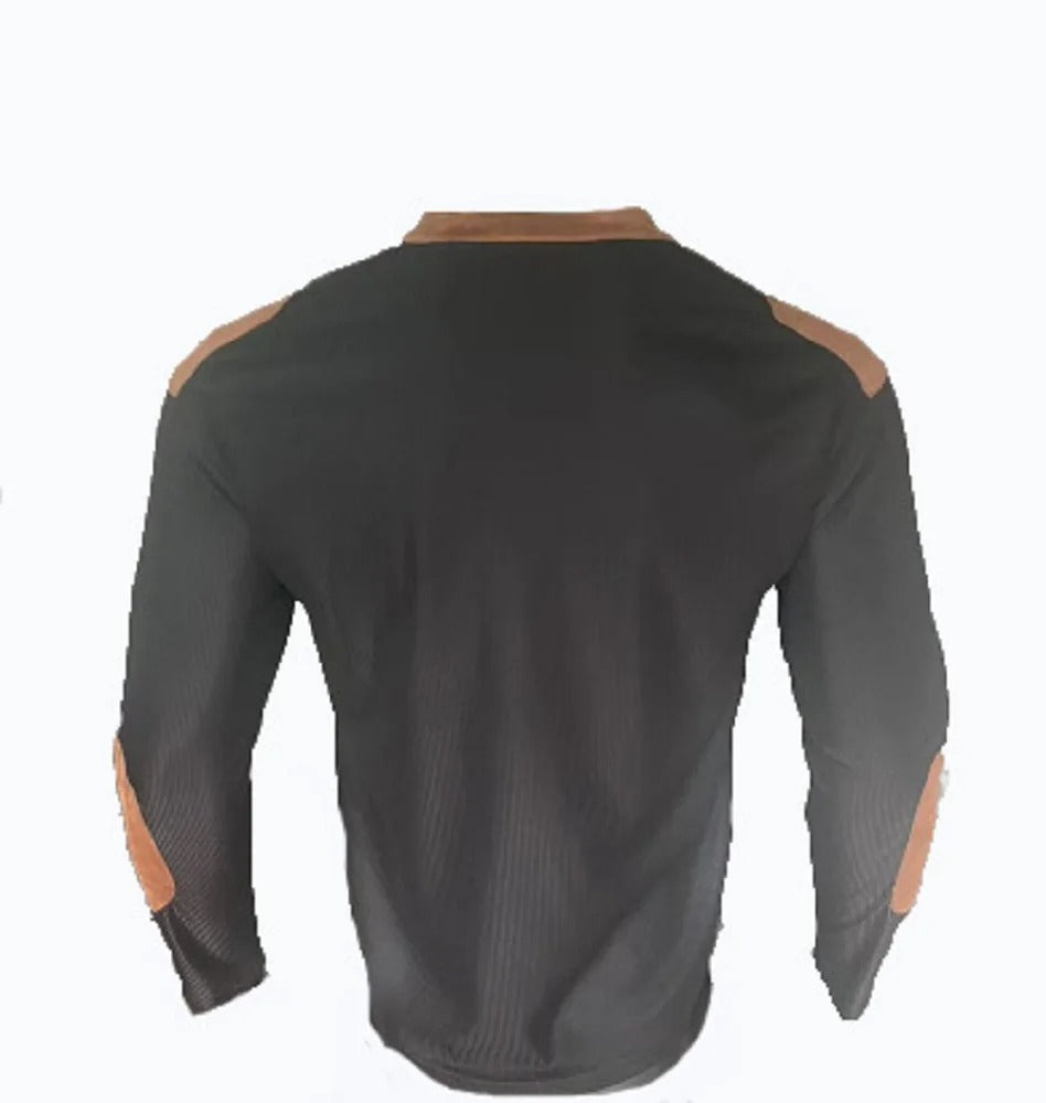 Man i avslappnad miljö med våfflad henley herrtröja. Slim fit, långärmad för modern och bekväm look.
