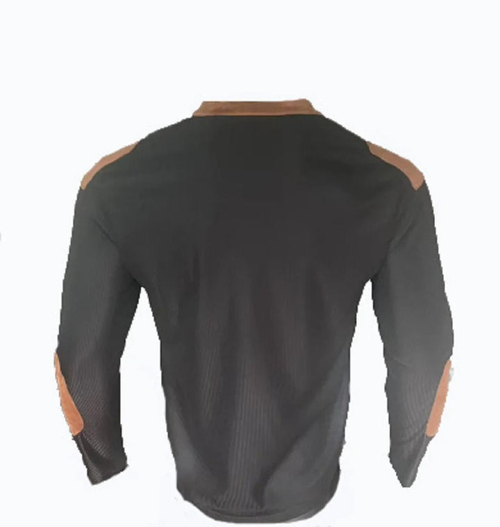 Man i avslappnad miljö med våfflad henley herrtröja. Slim fit, långärmad för modern och bekväm look.