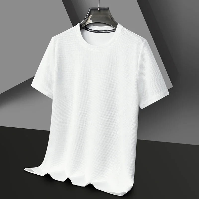 Stilren våfflad t-shirt för män. Kortärmad med rund hals, perfekt för en bekväm vardagslook.