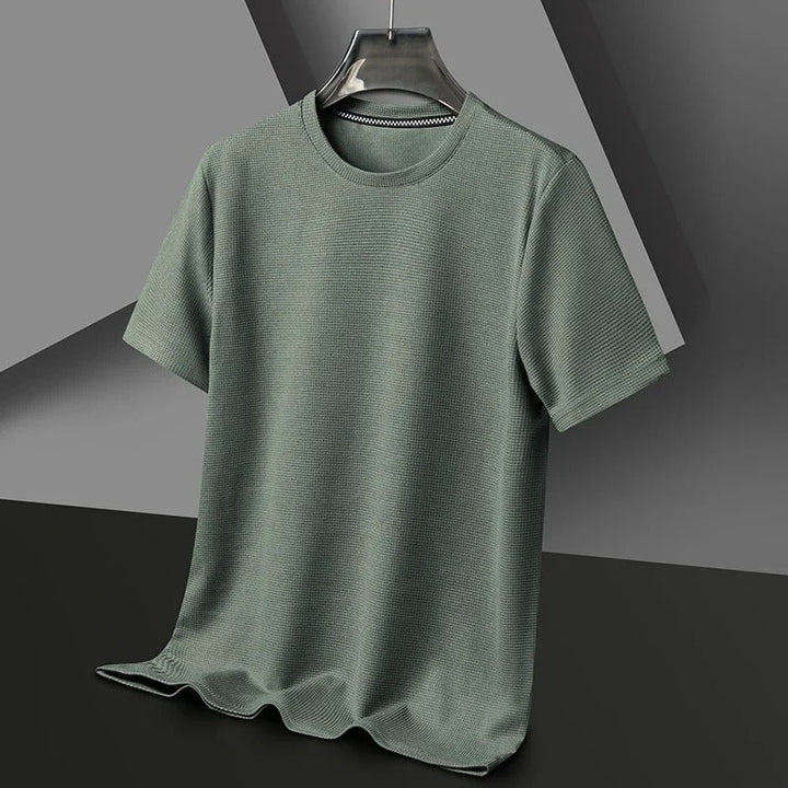 Mångsidig våfflad t-shirt för män. Rund hals, kort ärm och enfärgad design för alla tillfällen.