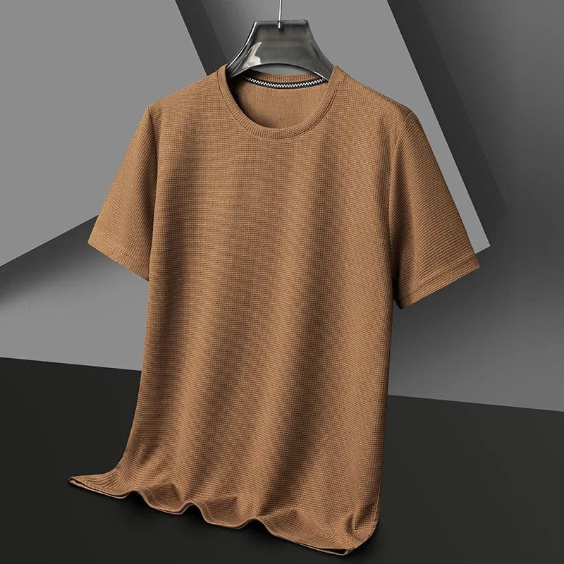 Herr t-shirt med rund hals, korta ärmar. Unik våfflad yta ger stil och bekvämlighet till din vardag.