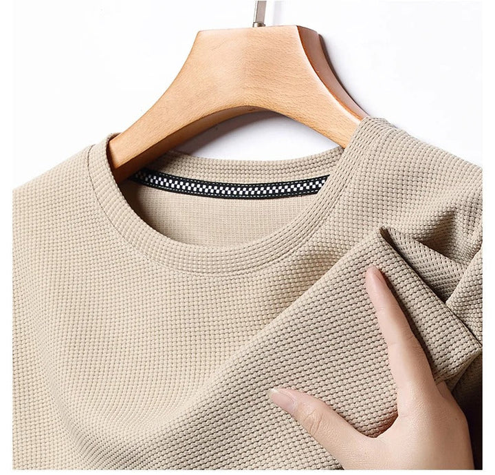 Elegant våfflad herr t-shirt. Stilren design med rund hals, kortärmad för en modern vardagslook.