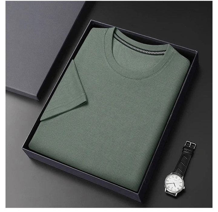 Kortärmad herr t-shirt med våfflad struktur. Rund hals, bekväm passform, perfekt för vardagsstil.