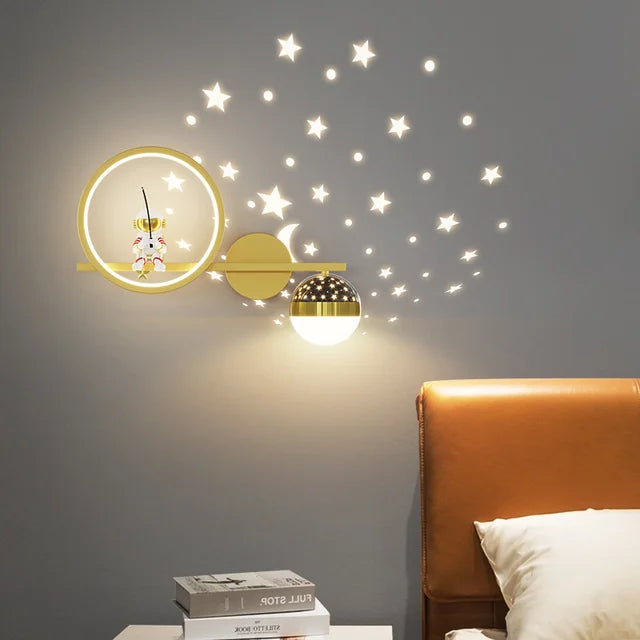 Barnlampa rymdtema med dimbar LED nattlampa. Väggbelysning som skapar magi med tre färger i barnrummet.