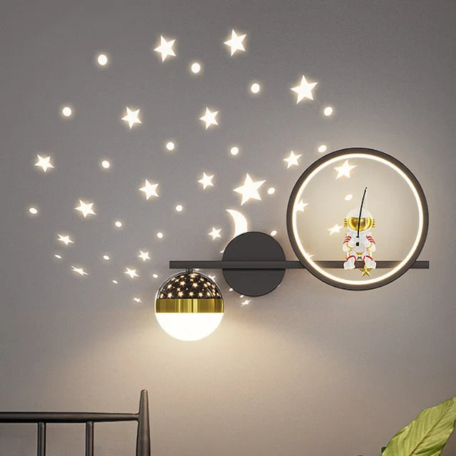 Inredning barnrum: Snygg vägglampa barn med rymddesign. Dimbar LED skapar stämning inomhus med lekfull belysning.