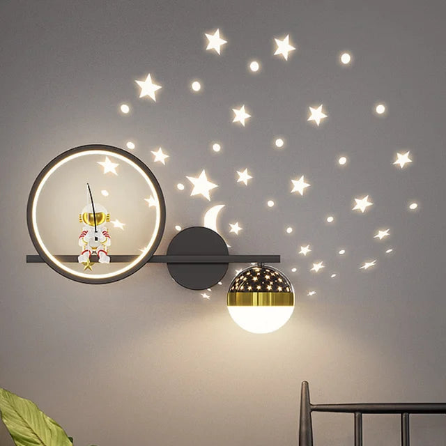 Astronautlampa vägglampa barn. Dimbart LED-ljus med tre färger, perfekt som nattlampa och barnrumsbelysning.