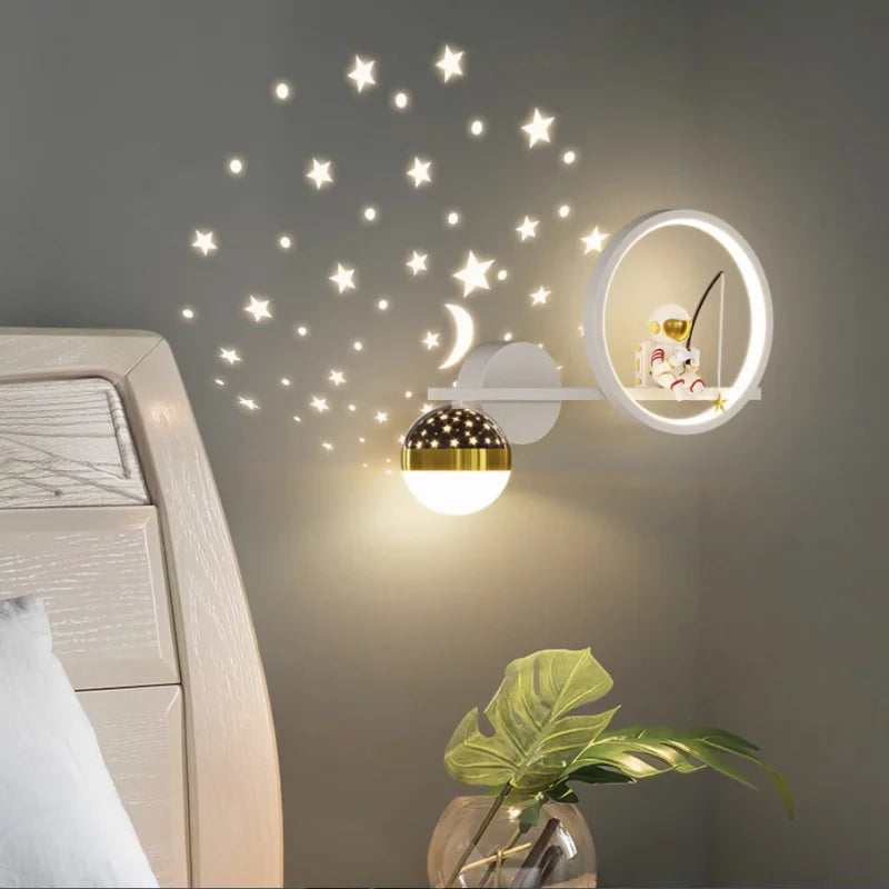 Modern barnlampa vägglampa barn med dimbar LED. Rymddesign för barnrum, erbjuder tre ljusfärger.