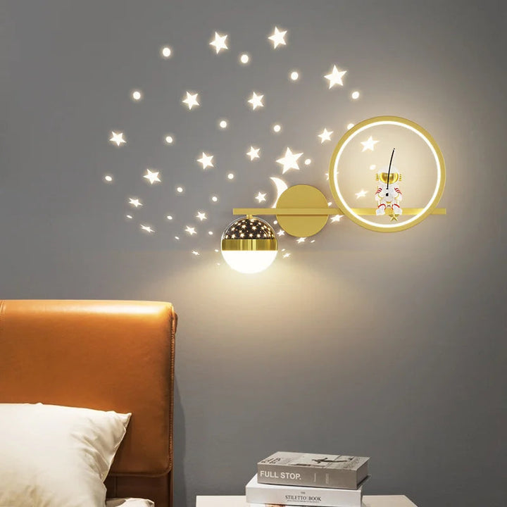 Lekfull vägglampa barn rymdtema. Säker dimbar LED-belysning, perfekt för mysiga stunder i barnrummet.