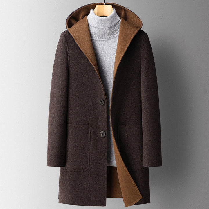 Grå höstjacka med huva för herr, vändbar design. Stilrent ytterplagg för svala dagar, modern herrmode.