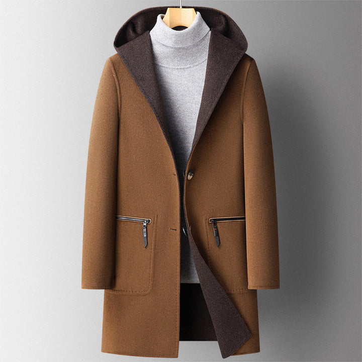 Mörkbrun vändbar herrjacka med huva. Mångsidig höst- och vinterjacka i trendig, figurnära design.
