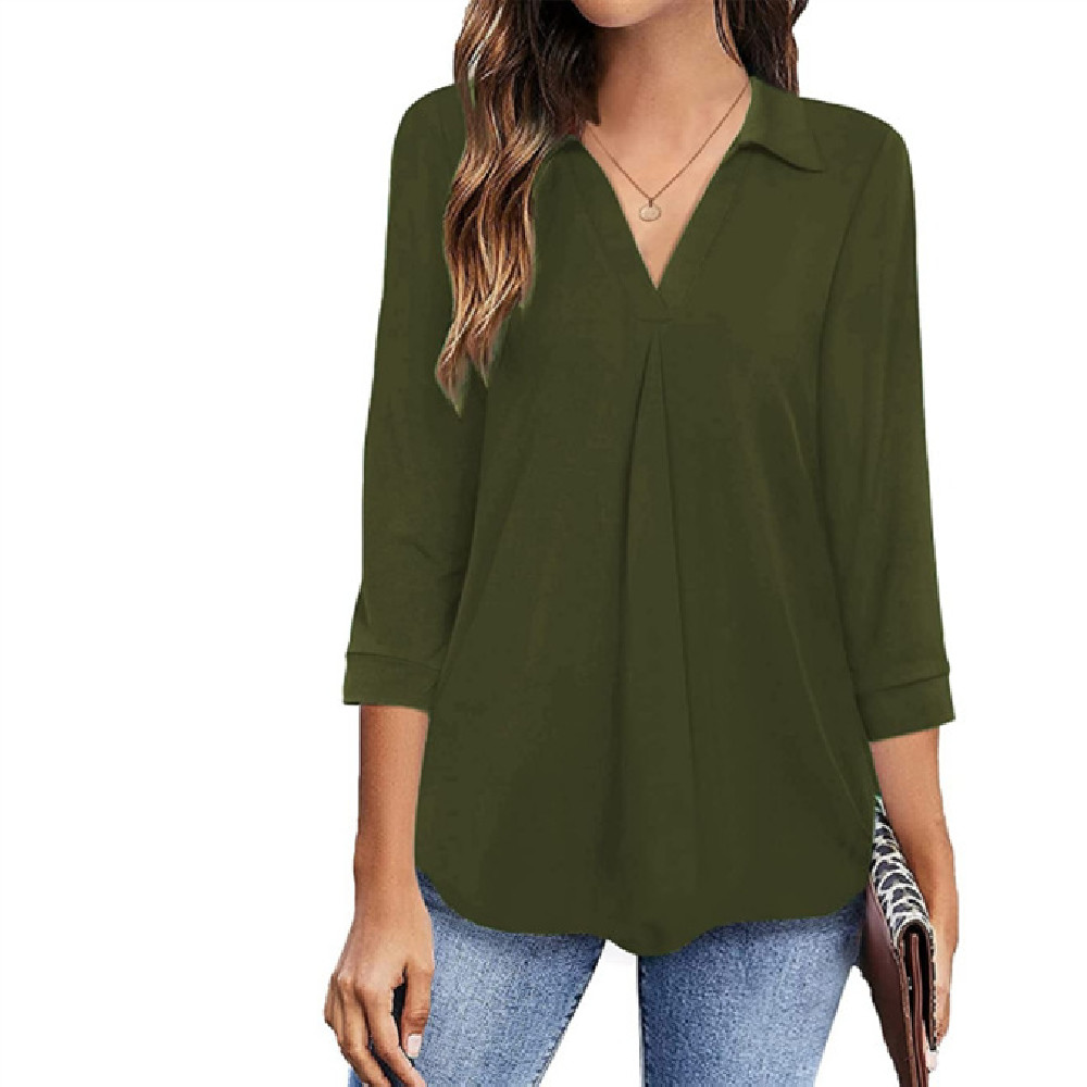 V-ringad sommarblus i storlek XL-5XL. Luftig och avslappnad damblus för en feminin och trendig vardagsstil.